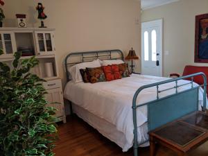 圣奥古斯丁Villa Mulvey # 3的一间卧室配有带白色床单和枕头的床。