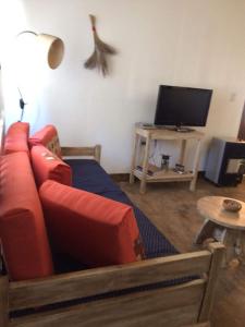巴克罗斯Allegra casas de campo的客厅配有红色沙发和电视
