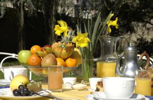 圣马洛马洛涅瓦马瑞酒店的一张桌子,上面放着一碗水果和花瓶