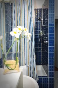 戈赫利特耶斯酒店的浴室设有卫生间,配有鲜花花瓶
