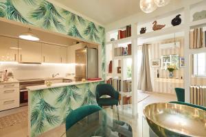 埃斯托利尔Luxurious triplex near the beach In Estoril的厨房配有带绿色椅子的台面