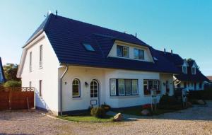 格拉尔-米里茨Ferienwohnung Möwe的黑色屋顶的白色房子