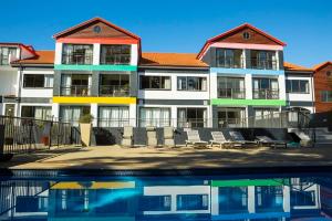 图图卡卡图图卡卡海洋品质酒店的一座建筑前面设有游泳池