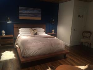 贾斯珀Spa inspired guest suite的一间卧室配有一张带蓝色墙壁的大床