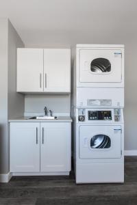 坎卢普斯格兰德维尤汽车旅馆的厨房配有洗衣机和水槽