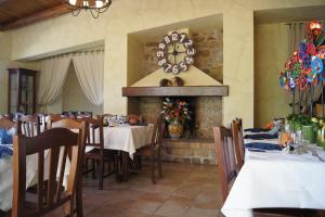 Altavilla Silentina玛玛雷拉农庄酒店的一间设有桌子和墙上时钟的餐厅