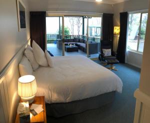 Vacy山谷景豪华度假酒店的一间带大床的卧室和一间客厅