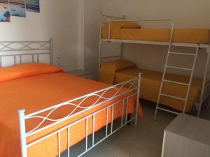 曼杜里亚B & B L’ Aurora的一间卧室设有两张双层床和梯子