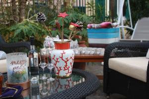 拉瓦尼亚阿尔巴酒店的一张带花瓶和葡萄酒瓶的桌子