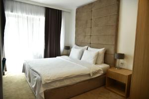 巴奇卡托波拉Miznah Hotels & Resorts的一间卧室设有一张大床和一个窗户。