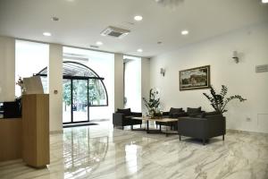巴奇卡托波拉Miznah Hotels & Resorts的大厅,在大楼里配有沙发和桌子