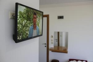 迪迪姆AELBİSTAN OTEL的挂在墙上的平面电视