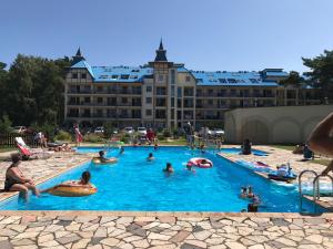 卢克钦Blue Mare BB的一群人在酒店的游泳池里