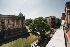 贝尔格莱德多米尼克旅馆 - 百乐门的城市建筑物的空中景观