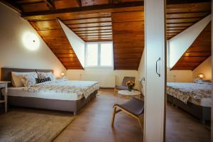 MajerjeSobe "Majerling"的配有木天花板的客房设有两张床。