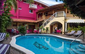 格拉纳达Hotel Colonial Granada的大楼前设有游泳池的酒店