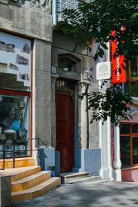 敖德萨诗人艺术酒店的街上有红色门的建筑