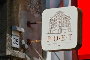 敖德萨诗人艺术酒店的大楼一侧酒店标志