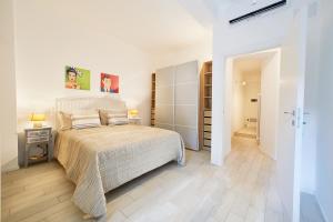帕尔马Burò Bed & Relax的一间卧室配有一张床和一个步入式衣柜