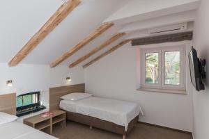 默克斯卡Hotel Vimbula - Komolac的一间卧室设有两张床和窗户。