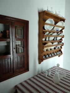 Apérathosapeiranthos traditional stone house的一间房间,配有橱柜和餐具架