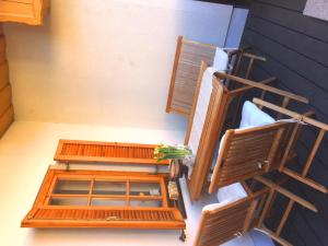 摩拉瓦托普利采Apartment Marjetica的天井上两长椅的顶部景色