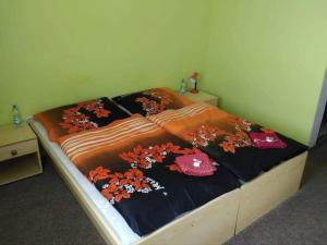 SadskáHotel Modrá hvězda Sadská的床上的床上有鲜花床罩