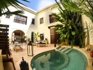马拉喀什阿莫尼特Spa庭院旅馆的一座带游泳池的庭院