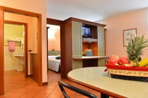 罗韦雷托德尔米萨杰罗公寓的一间酒店客房,配有一张桌子和一碗水果