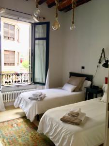 毕尔巴鄂Apartamento en el centro de Bilbao的带窗户的客房内的两张床