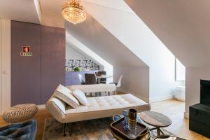 里斯本希亚多阿尔马里亚达科尔特公寓的客厅配有沙发和桌子