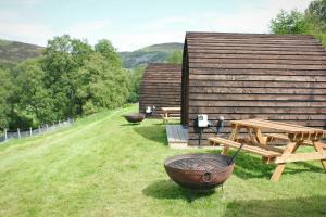 巴拉特Howe of Torbeg的小木屋设有野餐桌和烧烤架
