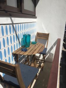 波尔图SantOporto Baixa的阳台上配有一张木桌和两把椅子