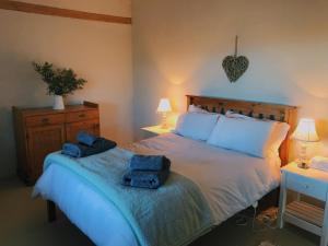 CalviniaDie Lemoenhuis的一间卧室配有一张带蓝色毛巾的床
