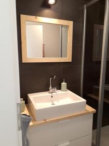 瓦尔贝拉CANOLS#32的浴室设有白色水槽和镜子