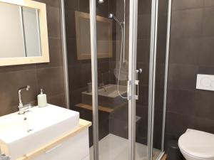 瓦尔贝拉CANOLS#32的带淋浴、盥洗盆和卫生间的浴室