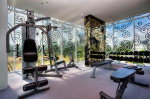 纳泰海滩Natai Beach Resort的健身房,带跑步机的健身房