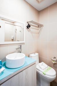 科罗尔帛琉酒店的一间带水槽、卫生间和镜子的浴室