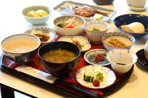 唐津洋阁日式旅馆的桌子上放着一碗食物的桌子