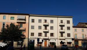 波吉邦西Albergo Italia di Nardi Renzo & C Snc的街道上带阳台的大型白色建筑