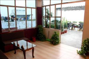 瓦拉纳西Sahi River View Guest house的客房设有沙发、桌子和窗户。