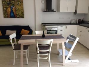 兹曼Apartmani Harmonija的厨房配有木桌和椅子