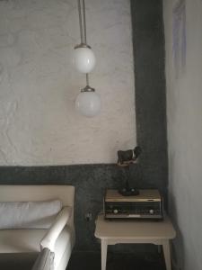 艾西拉帕蒂奥德拉露娜旅馆的一间卧室配有一张床、一张桌子和两个灯