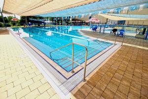 阿米亚德阿米亚德约瑟夫维恩乡村酒店的蓝色海水大型游泳池