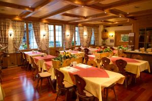 格施塔德维多利亚运动酒店的一间在房间内配有桌椅的餐厅