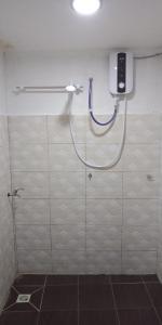 峇六拜纳德拉小屋民宿的带淋浴的浴室