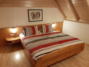 黑马戈尔Ranner's Ferienwohnung的阁楼卧室配有木床