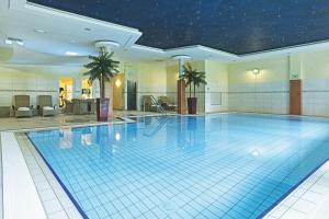 伊尔德帕特斯伍德弗莱彻酒店的在酒店房间的一个大型游泳池