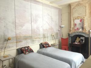 阿姆斯特丹卡萨露娜酒店的一间卧室设有两张床和一个壁炉
