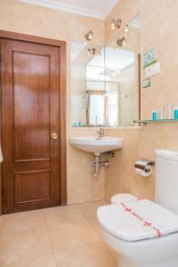 埃拉斯蒂列罗起锚旅馆的一间带卫生间、水槽和镜子的浴室